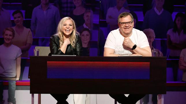 Bild: ARD/Morris Mac Matzen Rateteam-Kapitän Elton und die Sängerin Marina Marx bilden ein Rateteam.