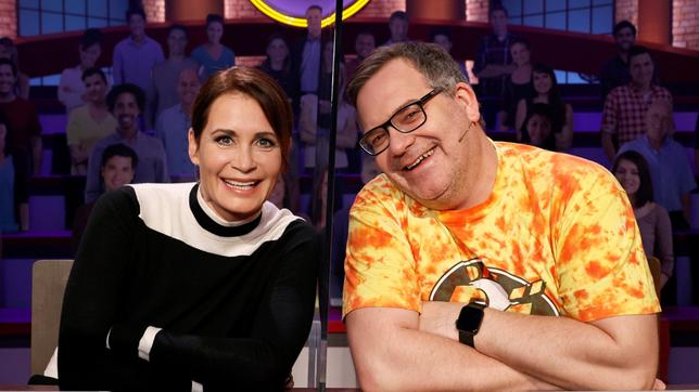Bild: ARD/Morris Mac Matzen Rateteam-Kapitän Elton und die Schauspielerin Anja Kling bilden ein Rateteam.