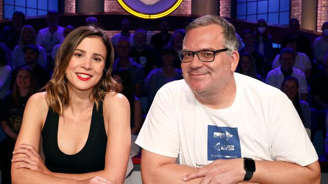 Bild: ARD/Morris Mac Matzen Rateteam-Kapitän Elton und die Schauspielerin Aylin Tezel bilden ein Rateteam.