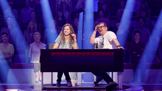 Bild: ARD/Morris Mac Matzen Rateteam-Kapitän Elton und die Schauspielerin Cornelia Gröschel bilden ein Rateteam.