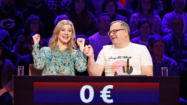 Bild: ARD/Morris Mac Matzen Rateteam-Kapitän Elton und die Schauspielerin Eva Habermann bilden ein Rateteam.