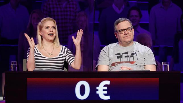 Bild: ARD/Morris Mac Matzen Rateteam-Kapitän Elton und die Schauspielerin Jeanette Biedermann) bilden ein Rateteam.