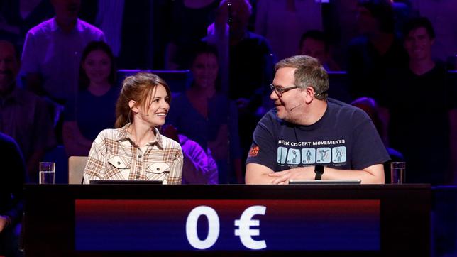 Bild: ARD/Morris Mac Matzen Rateteam-Kapitän Elton und die Schauspielerin Josefine Preuß bilden ein Rateteam.