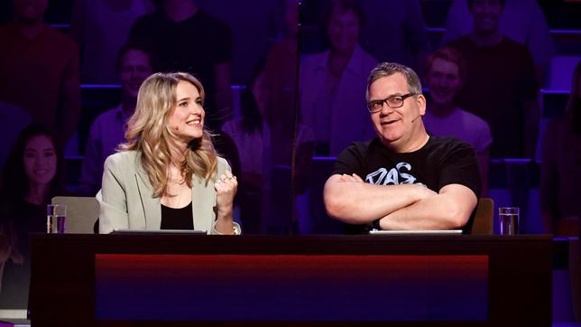 Bild: ARD/Morris Mac Matzen Rateteam-Kapitän Elton und die Schauspielerin Leonie Brill bilden ein Rateteam.