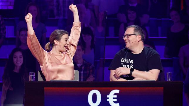 Bild: ARD/Morris Mac Matzen Rateteam-Kapitän Elton und die Schauspielerin Nina Gummich bilden ein Rateteam.