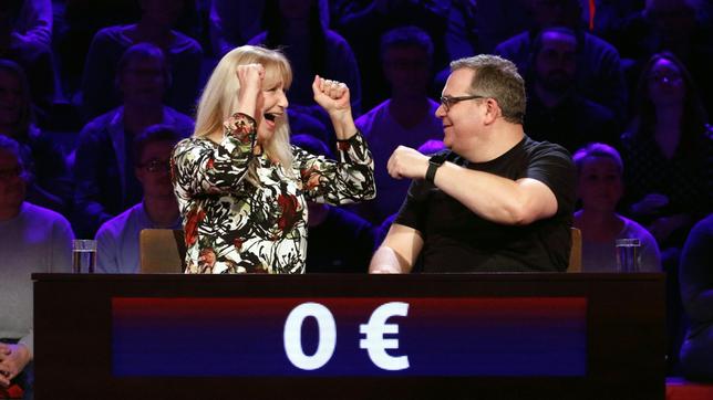 Bild: ARD/Morris Mac Matzen Rateteam-Kapitän Elton und die Schauspielerin Sabine Kaack bilden ein Rateteam.