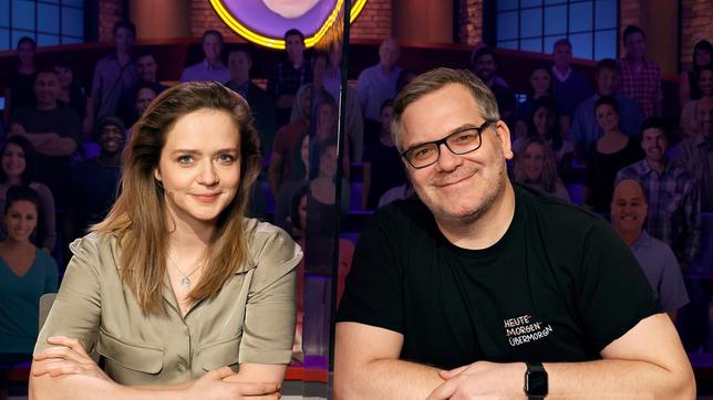Bild: ARD/Morris Mac Matzen Rateteam-Kapitän Elton und die Schauspielerin Sarina Radomski bilden ein Rateteam.