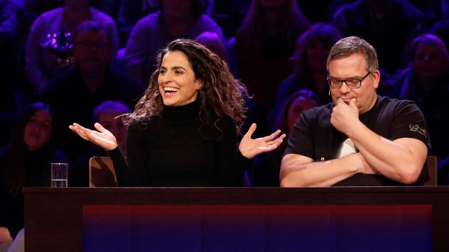 Bild: ARD/Morris Mac Matzen Rateteam-Kapitän Elton und die Schauspielerin Sesede Terziyan bilden ein Rateteam.