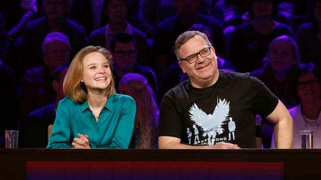 Bild: ARD/Morris Mac Matzen Rateteam-Kapitän Elton und die Schauspielerin Sonja Gerhardt bilden ein Rateteam.