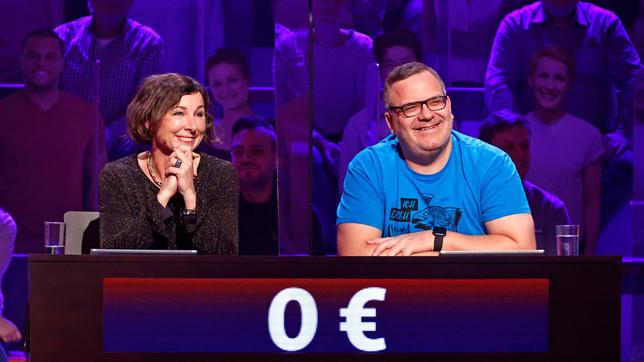 Bild: ARD/Morris Mac Matzen Rateteam-Kapitän Elton und die Schriftstellerin Juli Zeh bilden ein Rateteam.