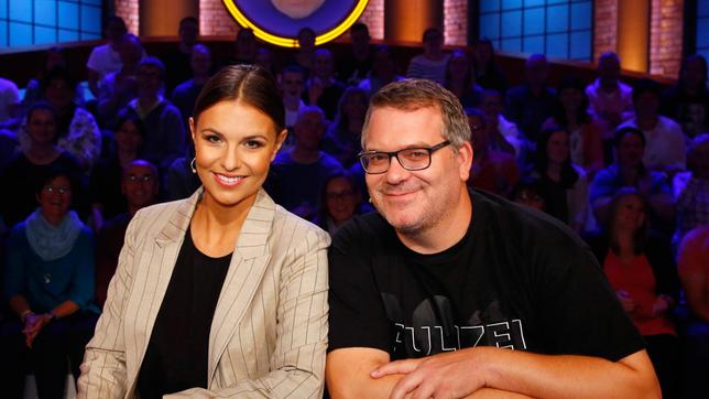 Bild: ARD/Morris Mac Matzen Rateteam-Kapitän Elton und die Sportmoderatorin Laura Wontorra bilden ein Rateteam.