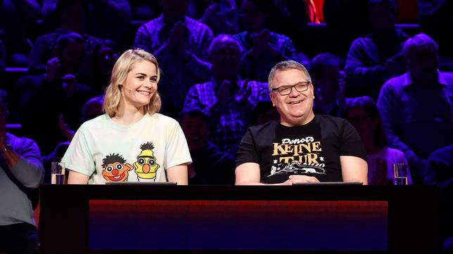 Bild: ARD/Morris Mac Matzen Rateteam-Kapitän Elton und die Stand-up-Comedian und Kabarettistin Hazel Brugger bilden ein Rateteam.