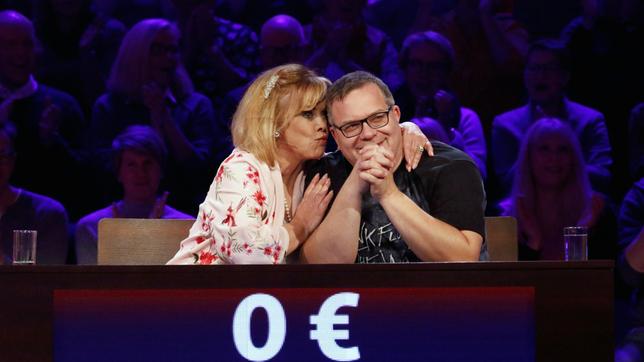 Bild: ARD/Morris Mac Matzen Rateteam-Kapitän Elton und die TV-Moderatorin Marijke Amado bilden ein Rateteam.