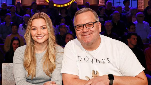 Bild: ARD/Morris Mac Matzen Rateteam-Kapitän Elton und die Webvideoproduzentin, Influencerin, Schauspielerin und Sängerin Julia Beautx bilden ein Rateteam.