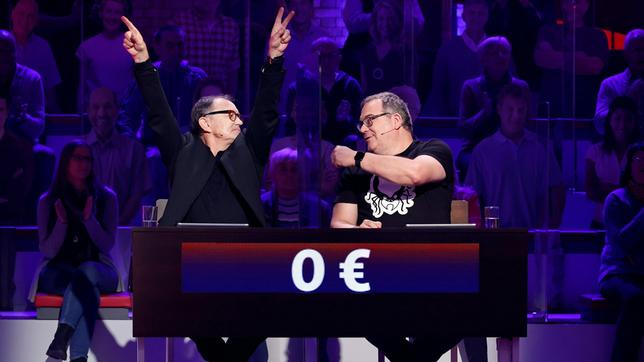 Bild: ARD/Morris Mac Matzen Rateteam-Kapitän Elton und er ehemalige Fußballtrainer Ewald Lienen bilden ein Rateteam.