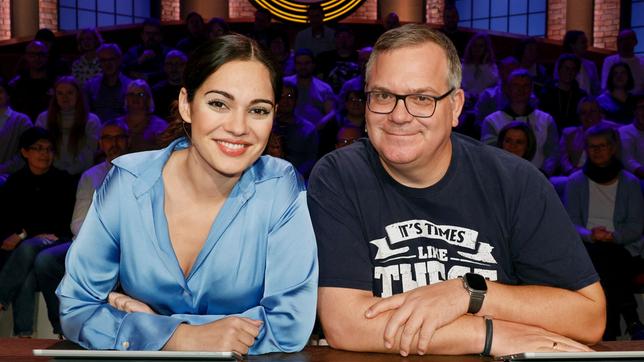 Bild: ARD/Morris Mac Matzen Rateteam-Kapitän Elton und Schauspielerin Nilam Farooq bilden ein Rateteam.
