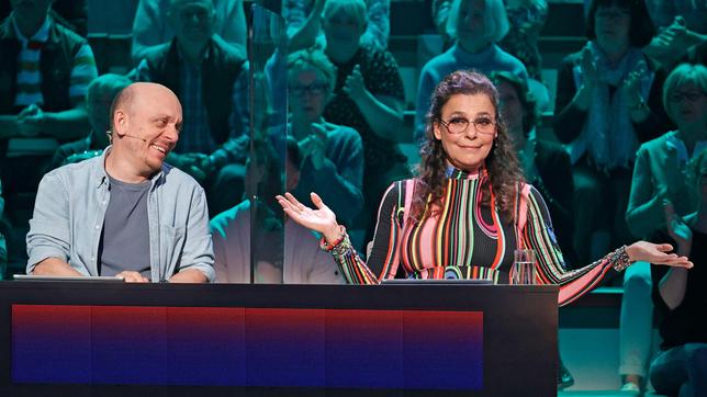 Bild: ARD/Morris Mac Matzen Rateteam-Kapitän ernhard Hoëcker und die Sängerin Julia Neigel bilden ein Rateteam.