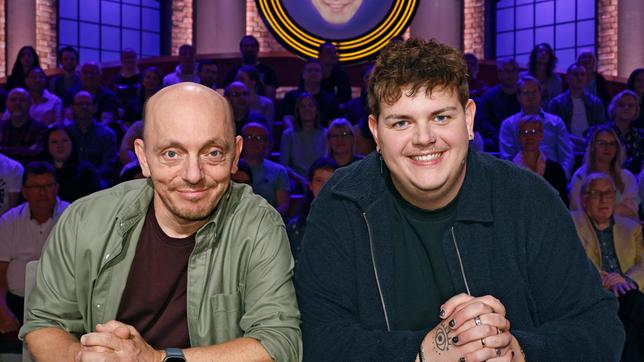 Bild: ARD/Morris Mac Matzen Rateteam-Kapitäne Bernhard Hoëcker mit Sänger Isaak Guderian.