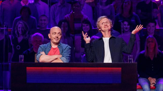 Bild: ARD/Morris Mac Matzen Rateteam-Kapitäne Bernhard Hoëcker und der Moderator Pierre M. Krause bilden ein Rateteam.