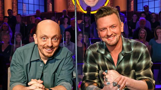 Bild: ARD/Morris Mac Matzen Rateteam-Kapitäne Bernhard Hoëcker und der Sänger Ben Zucker bilden ein Rateteam.