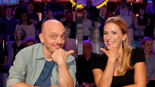 Bild: ARD/Morris Mac Matzen Rateteam-Kapitäne Bernhard Hoëcker und die Sängerin Stefanie Hertel bilden ein Rateteam.