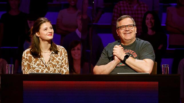 Bild: ARD/Morris Mac Matzen Rateteam-Kapitäne Bernhard Hoëcker und die Schauspielerin Emma Schweiger bilden ein Rateteam.