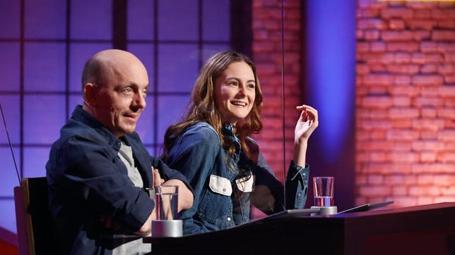 Bild: ARD/Morris Mac Matzen Rateteam-Kapitäne Bernhard Hoëcker und die Schauspielerin Lea van Acken bilden ein Rateteam.