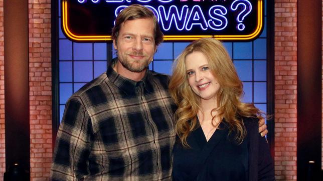 Bild: ARD/Morris Mac Matzen Schauspieler Henning Baum und die Schauspielerin Diana Amft treten bei "Wer weiß denn sowas?" gegeneinander an.