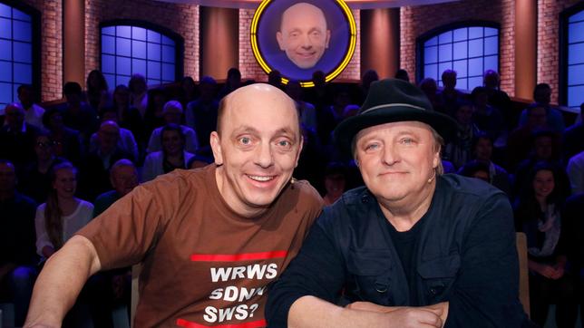 Bild: ARD/Morris Mac Matzen Schauspieler und 'Tatort'-Hauptdarsteller Axel Prahl mit Rateteam-Kapitän Bernhard Hoëcker