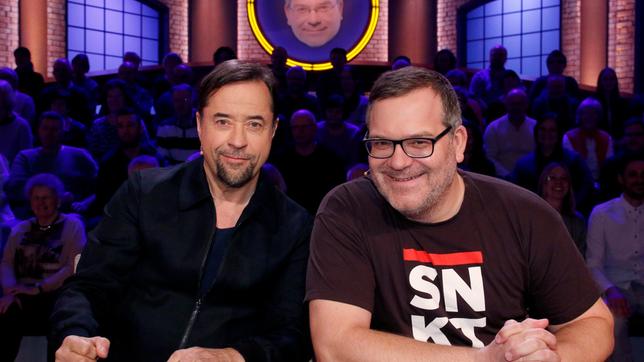 Bild: ARD/Morris Mac Matzen Schauspieler und 'Tatort'-Hauptdarsteller Jan Josef Liefers mit Rateteam-Kapitän Elton