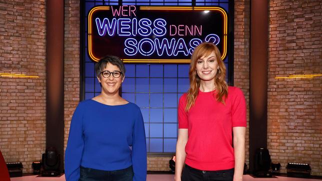 Bild: ARD/Morris Mac Matzen Sind als Kandidatinnen zu Gast bei "Wer weiß denn sowas?": Die Fernsehjournalistin Shakuntala Banerjee und die Journalistin Eva Schulz.