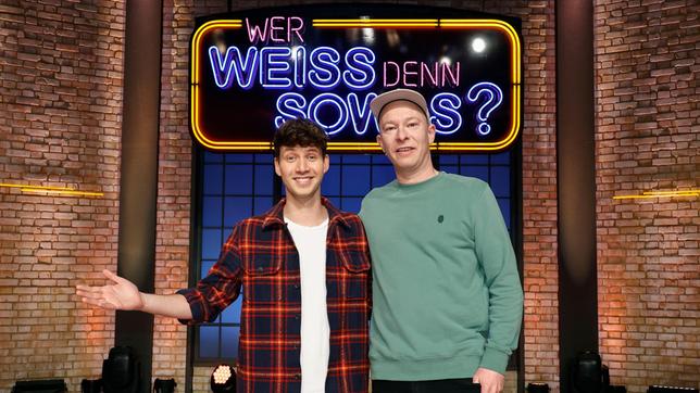 Bild: ARD/Morris Mac Matzen Treten als Kandidaten bei "Wer weiß denn sowas?" an: Der Musiker und Autor Lukas Niemscheck und der Musiker Florian Sump.