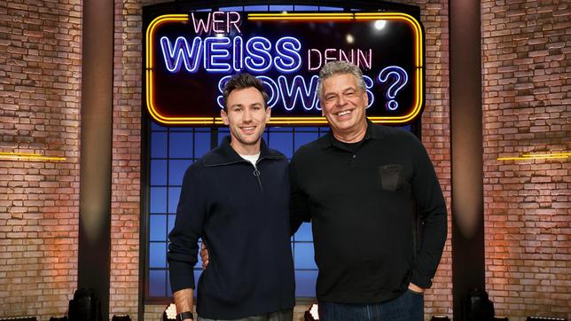 Bild: ARD/Morris Mac Matzen Treten als Kandidaten bei "Wer weiß denn sowas?" an: Der Zehnkämpfer Niklas Kaul und der ehemalige Zehnkämpfer Jürgen Hingsen.