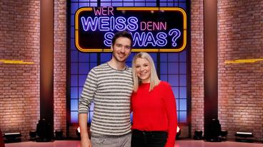 Bild: ARD/Morris Mac Matzen Treten als Kandidaten bei "Wer weiß denn sowas?" gegeneinander an: Das Sportler-Ehepaar Felix (Skirennfahrer) und Miriam (Biathletin) Neureuther.