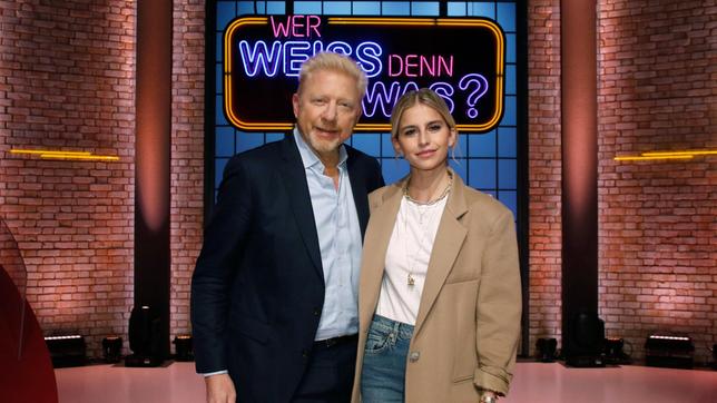 Bild: ARD/Morris Mac Matzen Treten als Kandidaten bei "Wer weiß denn sowas?" gegeneinander an: Der ehemalige Tennis-Profi Boris Becker und die 'Instagramerin' Caro Daur.