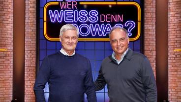 Bild: ARD/Morris Mac Matzen Treten als Kandidaten bei "Wer weiß denn sowas?" gegeneinander an: Der Fussball-Trainer Armin Veh und der ehemalige Profi-Fussballspieler Hansi Müller.