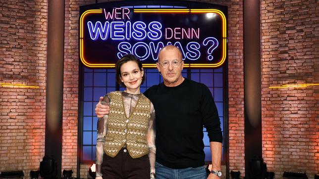 Bild: ARD/Morris Mac Matzen Treten als Kandidat:innen bei "Wer weiß denn sowas?" an: Die Schauspielerin Emilia Schüle und der Schauspieler Heino Ferch.