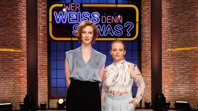 Bild: ARD/Morris Mac Matzen Treten als Kandidatinnen bei "Wer weiß denn sowas?" an: die Schauspielerin Luise Wolfram und die Schauspielerin Jasna Fritzi Bauer.