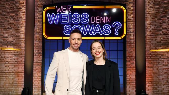 Treten bei "Wer weiß denn sowas?" als Kandiat:Innen an: Der Schlagersänger Ramon Roselly und die Sängerin, Musicaldarstellerin und Schauspielerin Senta-Sofia Delliponti - ‚Senta‘.