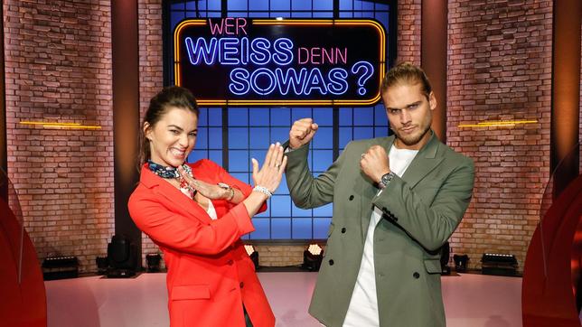 Bild: ARD/Morris Mac Matzen Treten bei "Wer weiß denn sowas?" als KandiatInnen gegeneinander an: Die Tänzerin Renata Lusin und der Fußballspieler und Tanz-Show-Gewinner Rúrik Gíslason.