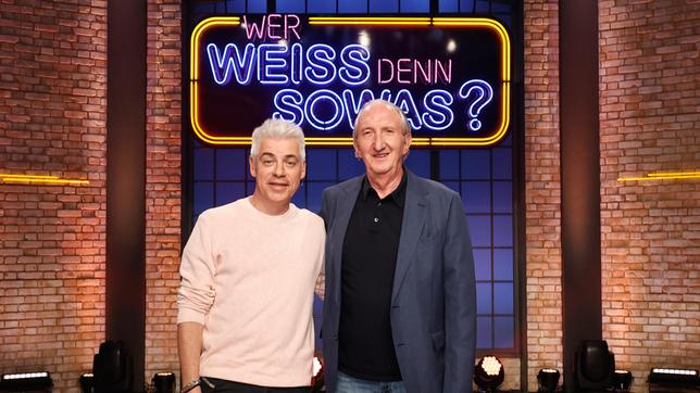 Bild: ARD/Morris Mac Matzen Treten bei "Wer weiß denn sowas?" als Kandidaten an: Der Comedian und Autor Michael Mittermeier und der Komiker und Musiker Mike Krüger.