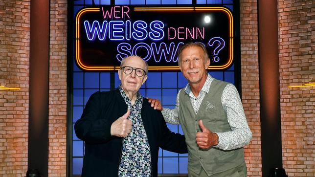 Bild: ARD/Morris Mac Matzen Treten bei "Wer weiß denn sowas?" als Kandidaten an: Der ehemalige Fußballmanager und heutige TV-Experte Reiner Calmund und der Fußballtrainer Christoph Daum.