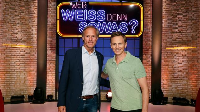 Bild: ARD/Morris Mac Matzen Treten bei "Wer weiß denn sowas?" als Kandidaten an: Der Fernsehmoderator und Sportjournalist Gerhard Delling und der Fernsehmoderator und Journalist Jochen Breyer.