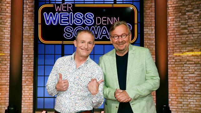 Bild: ARD/Morris Mac Matzen Treten bei "Wer weiß denn sowas?" als Kandidaten an: Der Kabarettist und Musiker Michl Müller und der Fernsehmoderator Bernd Stelter.
