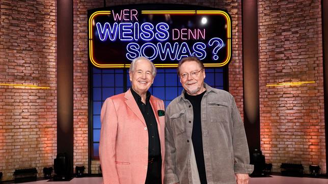 Bild: ARD/Morris Mac Matzen Treten bei "Wer weiß denn sowas?" als Kandidaten an: Der Moderator Max Schautzer und der Entertainer Jürgen von der Lippe.