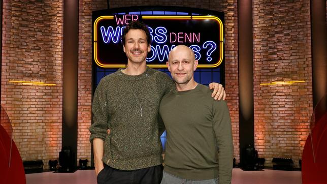 Bild: ARD/Morris Mac Matzen treten bei "Wer weiß denn sowas?" als Kandidaten an: Der Schauspieler, Drehbuchautor und Filmregisseur Florian David Fitz und der Schauspieler Jürgen Vogel.