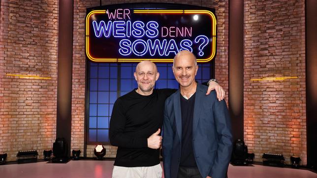 Bild: ARD/Morris Mac Matzen Treten bei "Wer weiß denn sowas?" als Kandidaten an: Der Schauspieler Jürgen Vogel und der Schauspieler Christoph Maria Herbst.