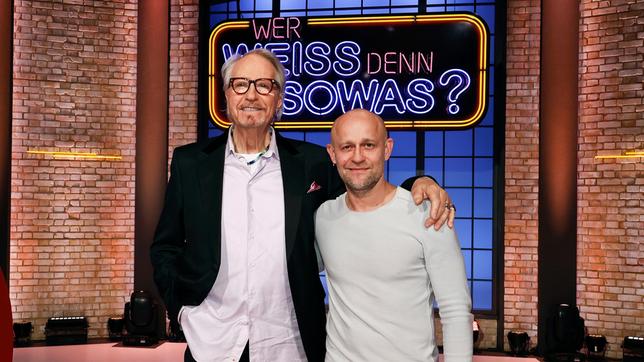 Bild: ARD/Morris Mac Matzen Treten bei "Wer weiß denn sowas?" als Kandidaten an: Der Schauspieler Reiner Schöne und der Schauspieler Jürgen Vogel.