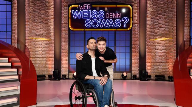 Bild: ARD/Morris Mac Matzen Treten bei "Wer weiß denn sowas?" als Kandidaten an: Der Schauspieler und Comedian Tan Caglar und der Schauspieler Jascha Rust. Die beiden sind unter anderem bekannt aus der ARD-Fernsehserie "In aller Freundschaft".