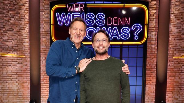 Bild: ARD/Morris Mac Matzen Treten bei "Wer weiß denn sowas?" als Kandidaten an: Der Schauspieler und ehemaligen Bodybuilder Ralf Möller und der Schauspieler Thomas Kretschmann.